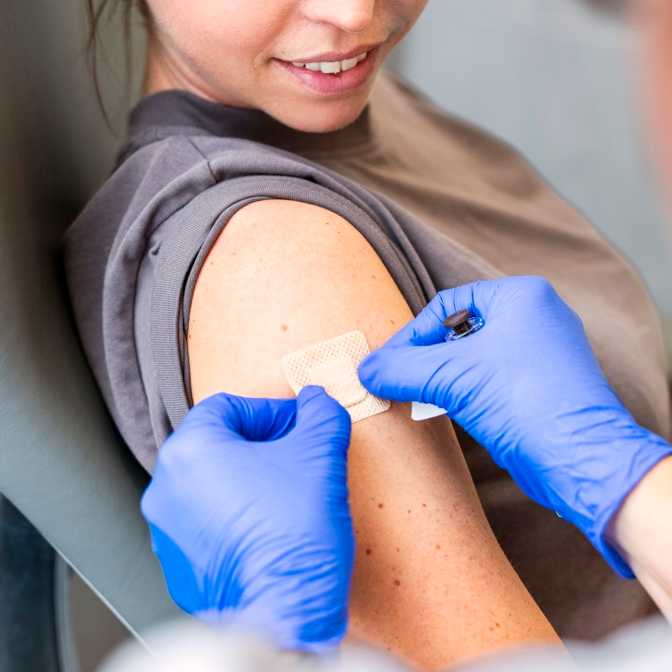 Kvinna vaccineras